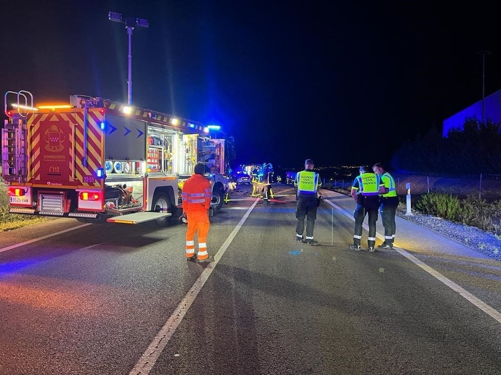 Efectivos de Bomberos y Guardia Civil en el lugar del accidente de tráfico en Ajalvir (Madrid)