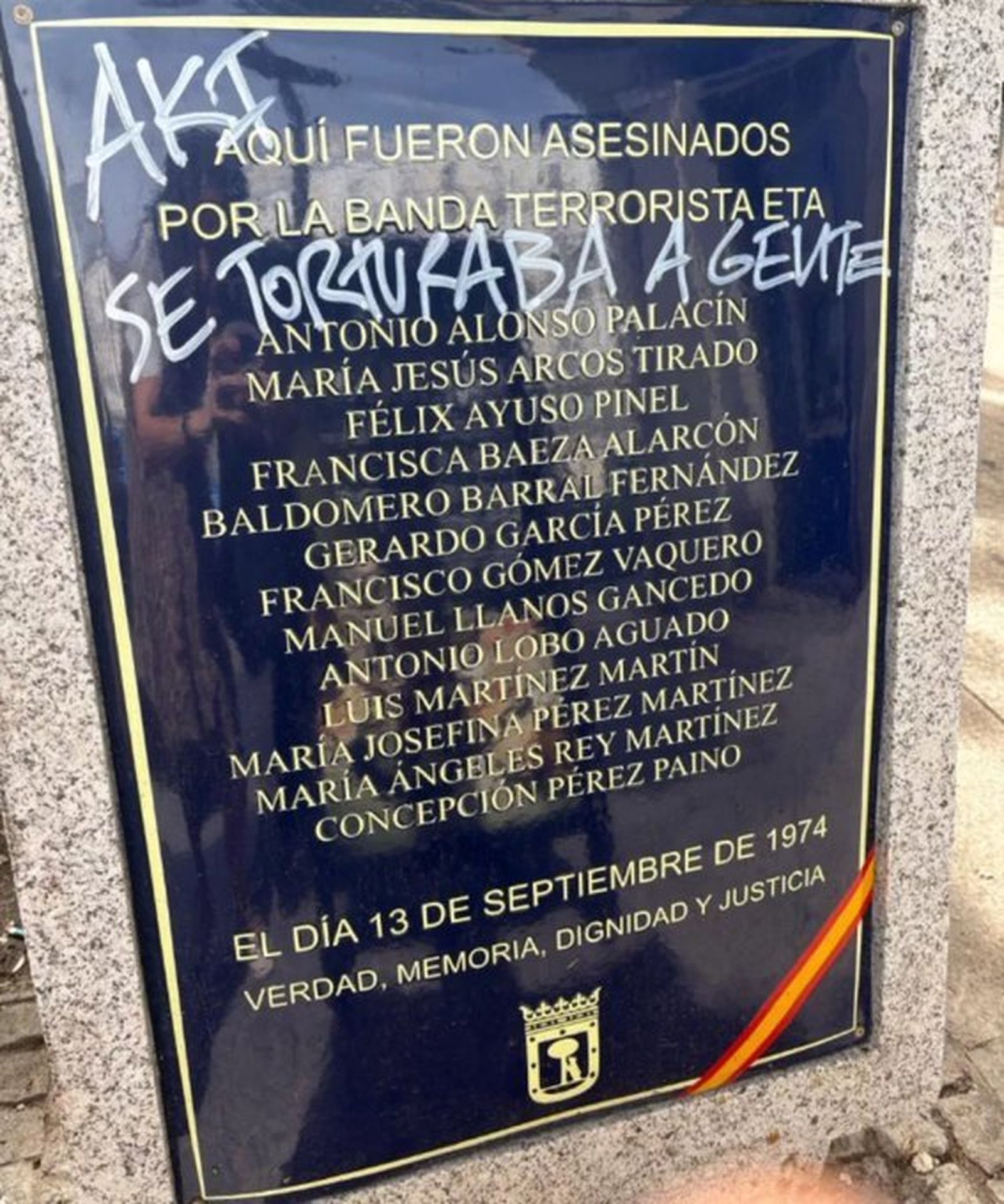 Vandalización de un monumento conmemorativo a víctimas del terrorismo en la calle Correo