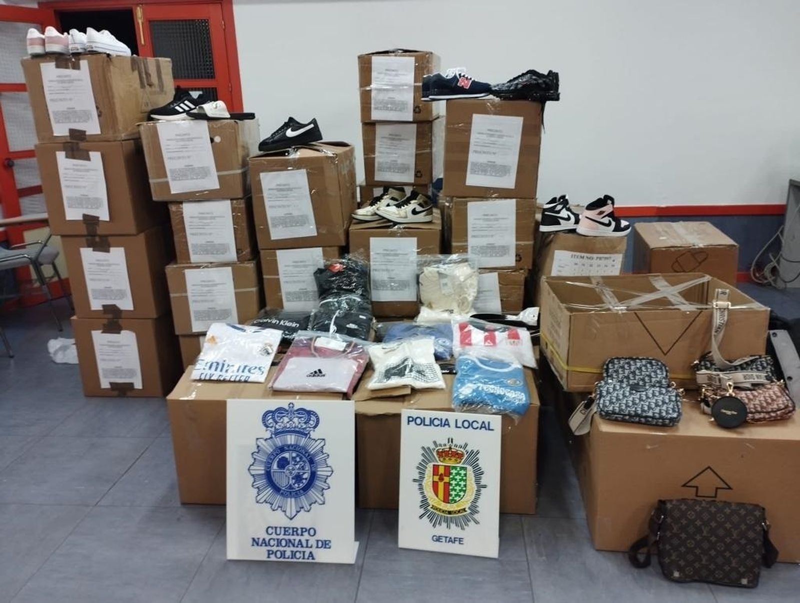 Incautadas 800 prendas deportivas y objetos falsificados en tres establecimientos comerciales en Getafe