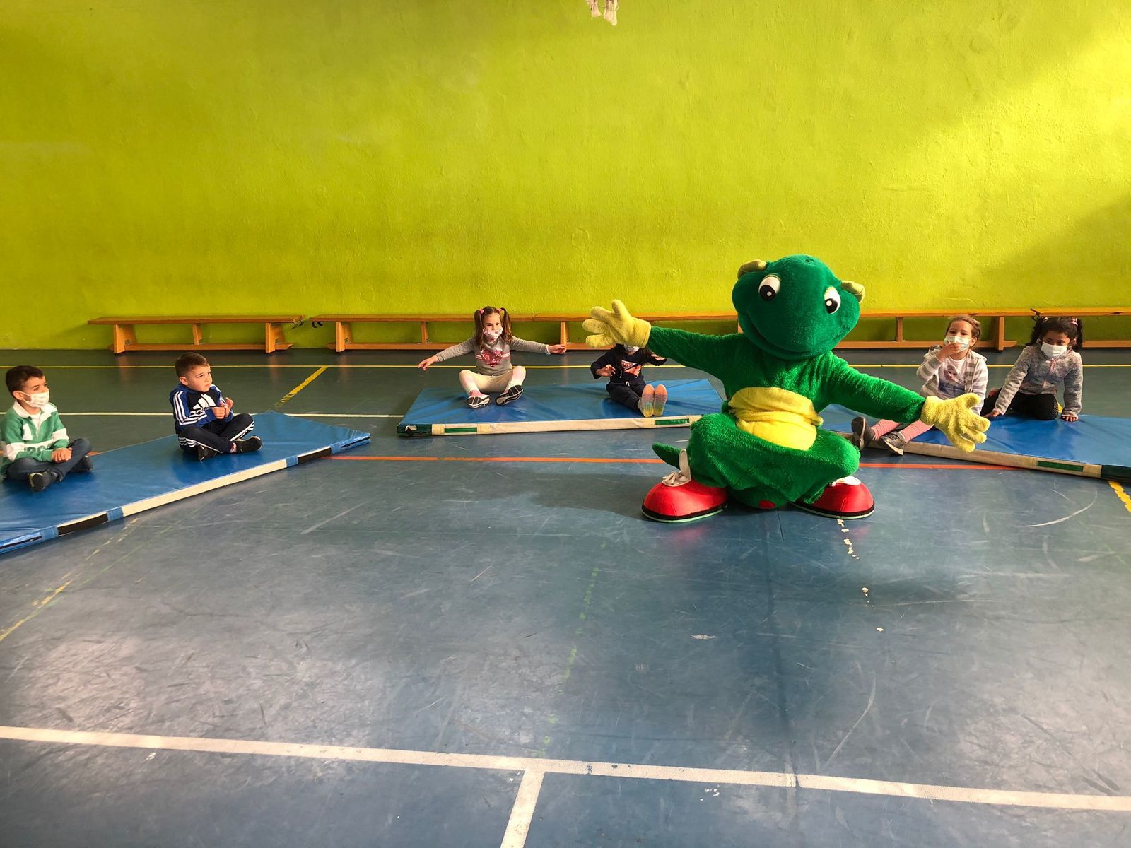 'Fuenli' la mascota que dinamiza las actividades infantiles en Fuenlabrada