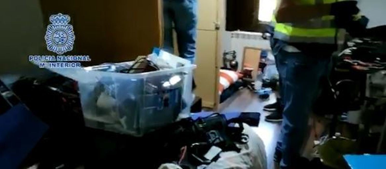 Agentes de la Policía Nacional registran una vivienda en Benidorm