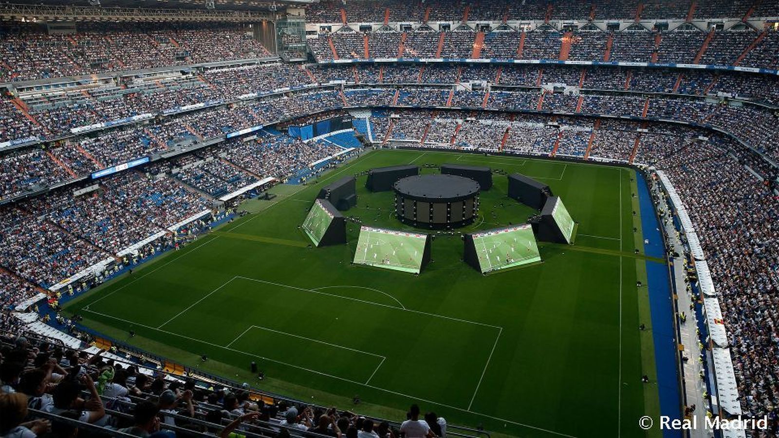 Pantallas gigantes en el Bernabéu