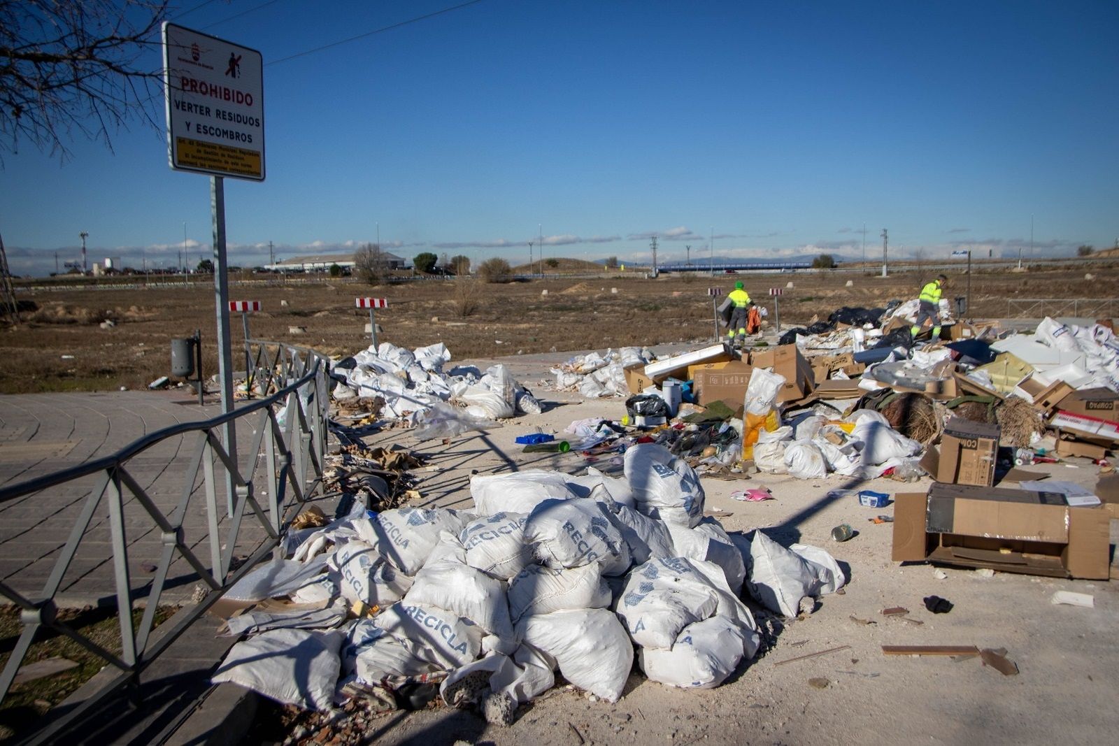 Retirada de escombros y otros materiales en una zona de prohibición de vertidos de Alcorcón