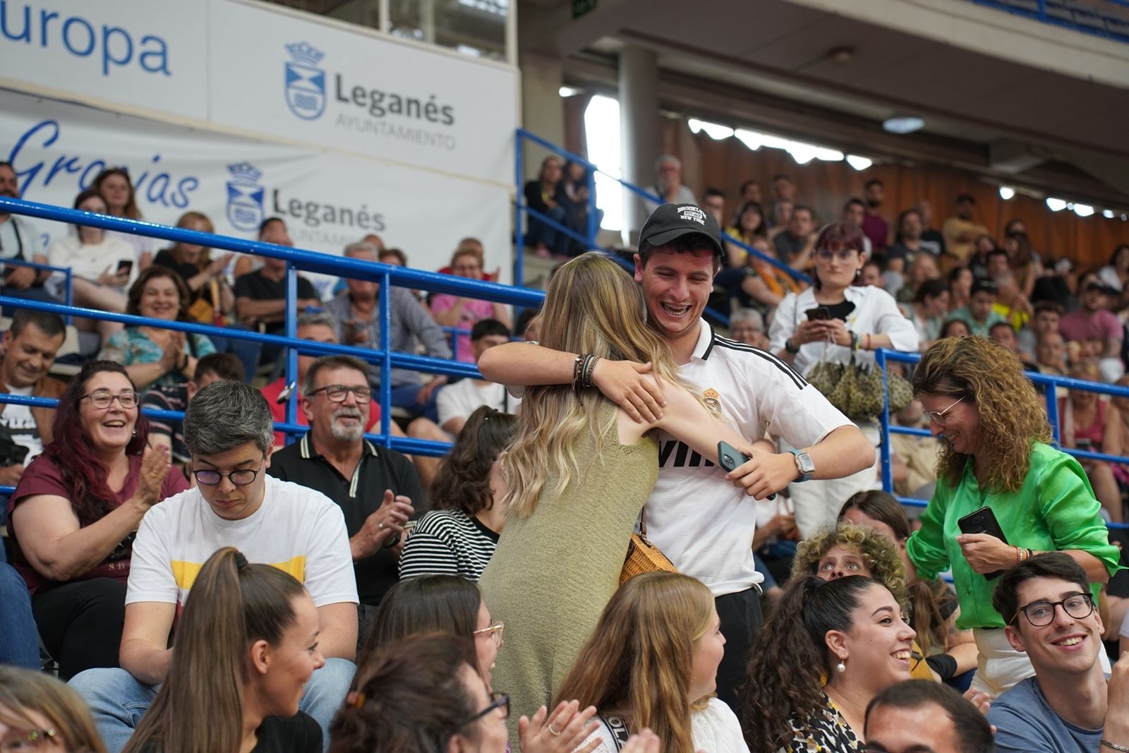 Una pareja de Leganés se abraza durante el sorteo de viviendas municipales