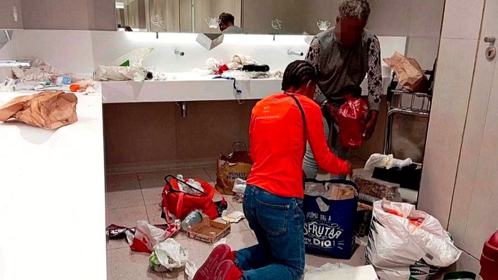 Madrid acusa a Puente de "escurrir el bulto" ante la "situación insostenible" que se vive en Barajas