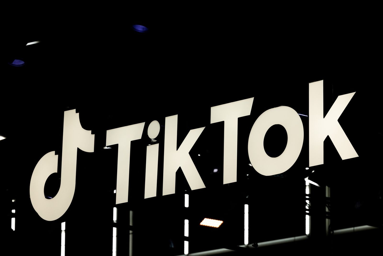 Logo de TikTok en un edificio de Colonia, Alemania