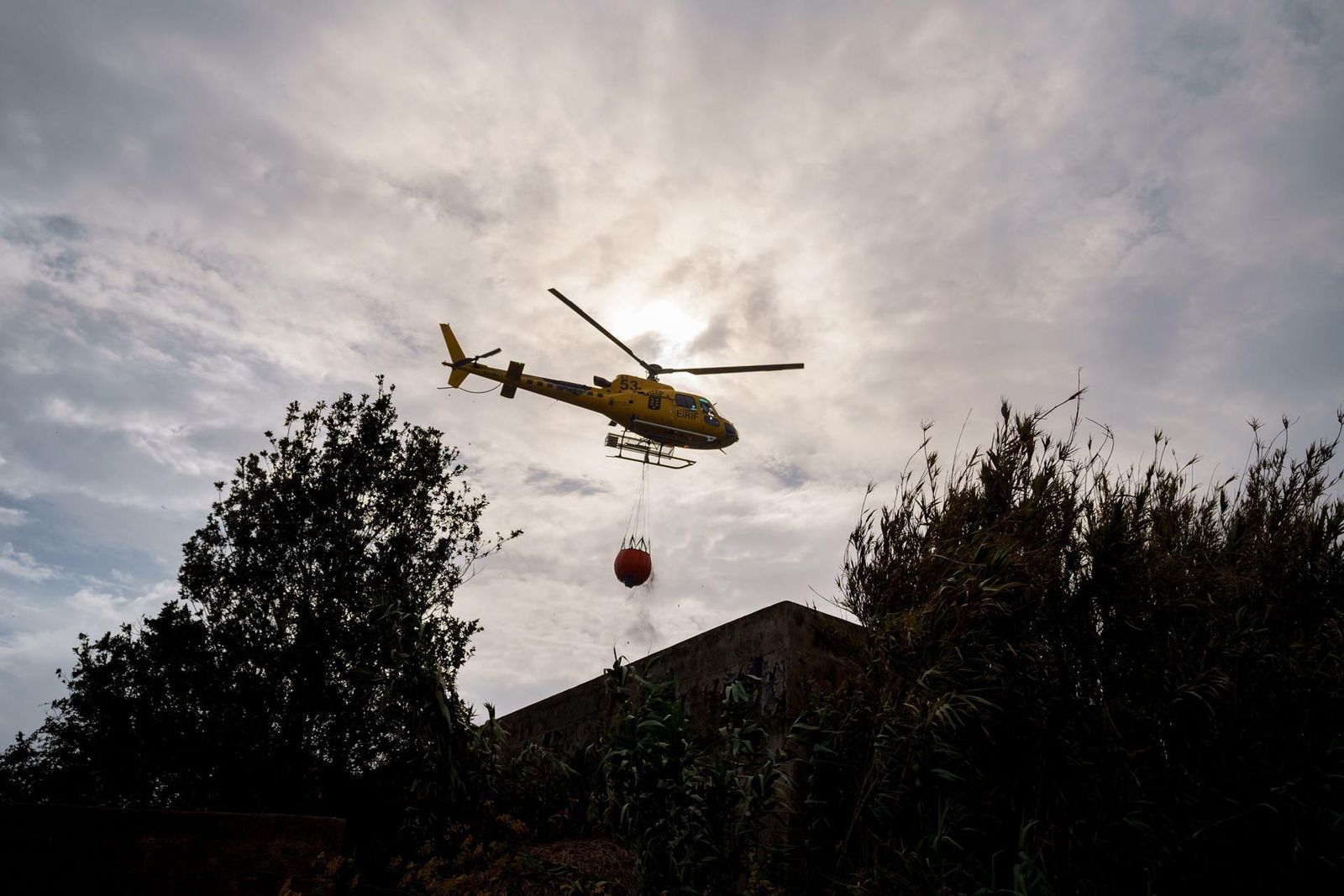 Un helicóptero antiincendios durante las tereas de extinción en Tenerife