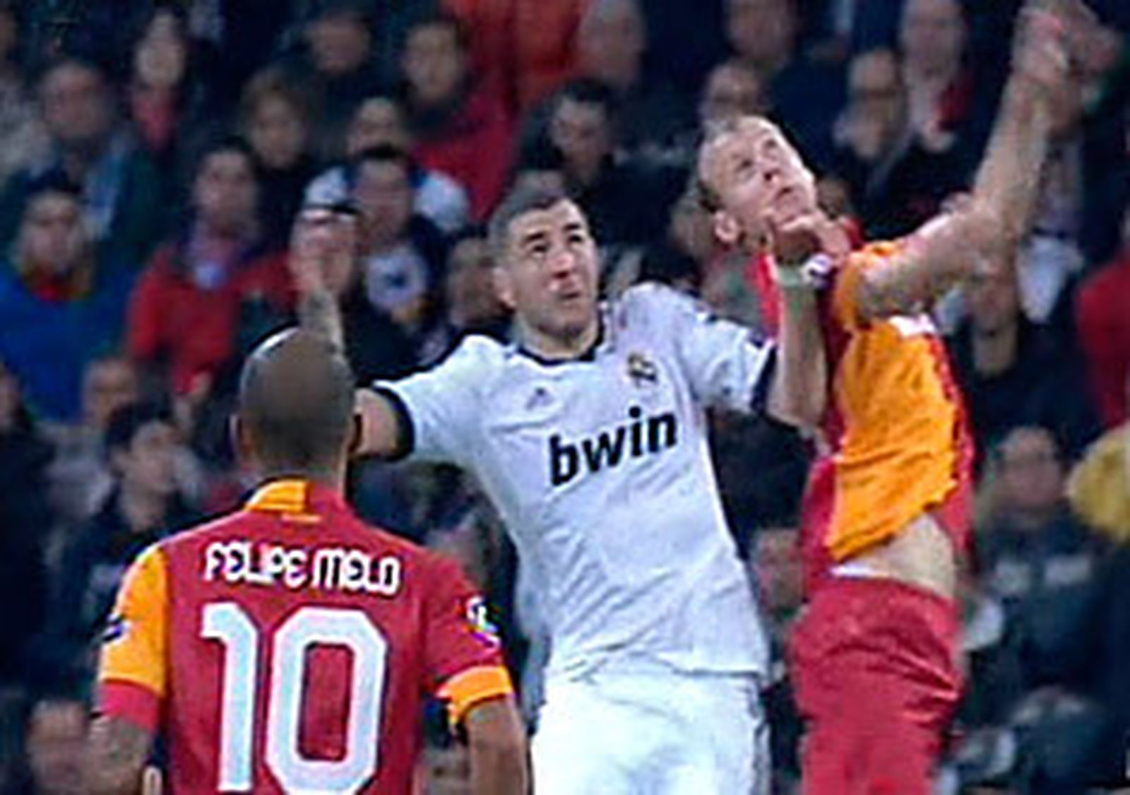Benzemá disputa un balón en el Real Madrid Galatasaray de Champions