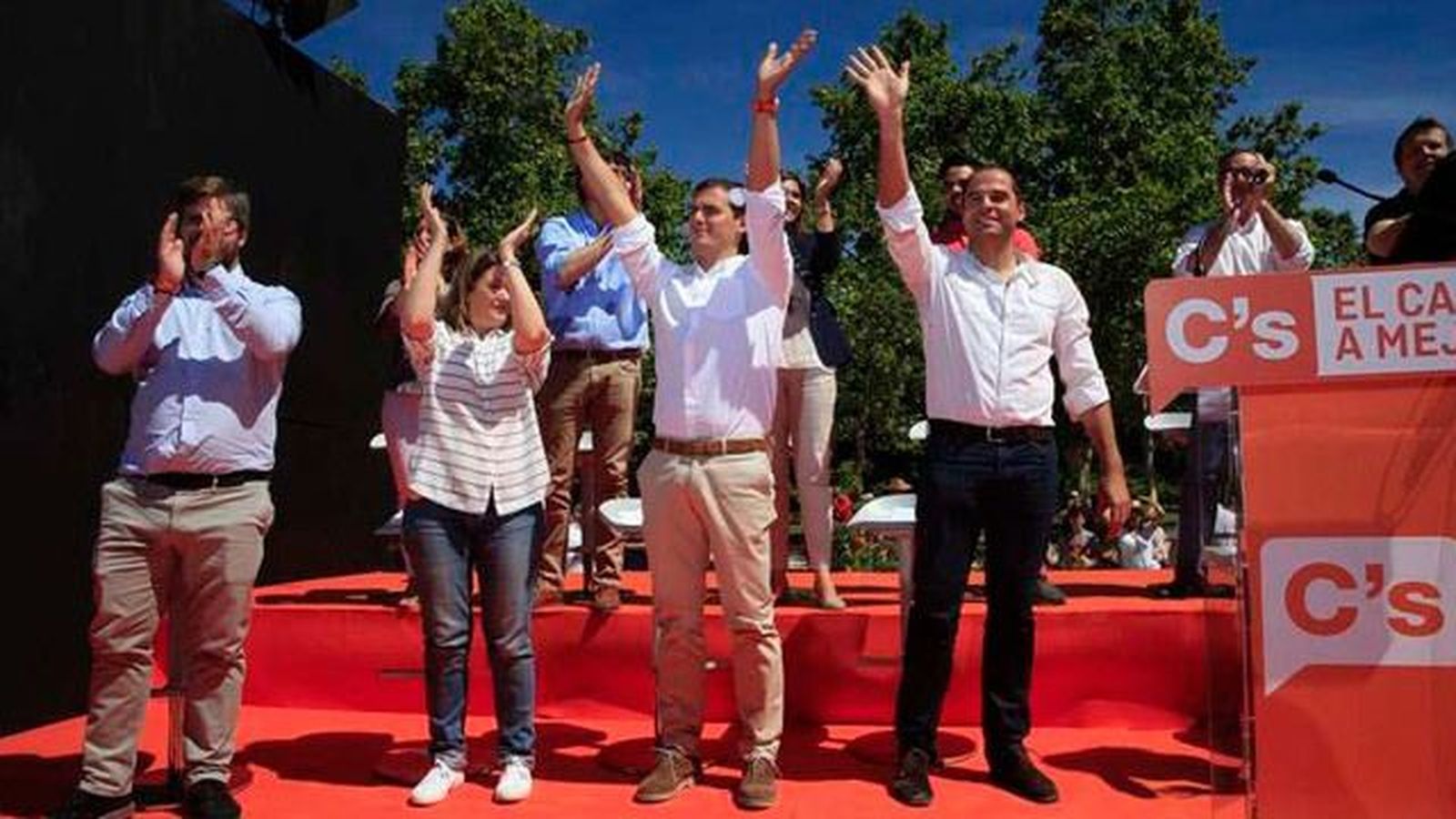 Rivera llama a elegir entre la España "que se da la mano o la que se da de tortas"