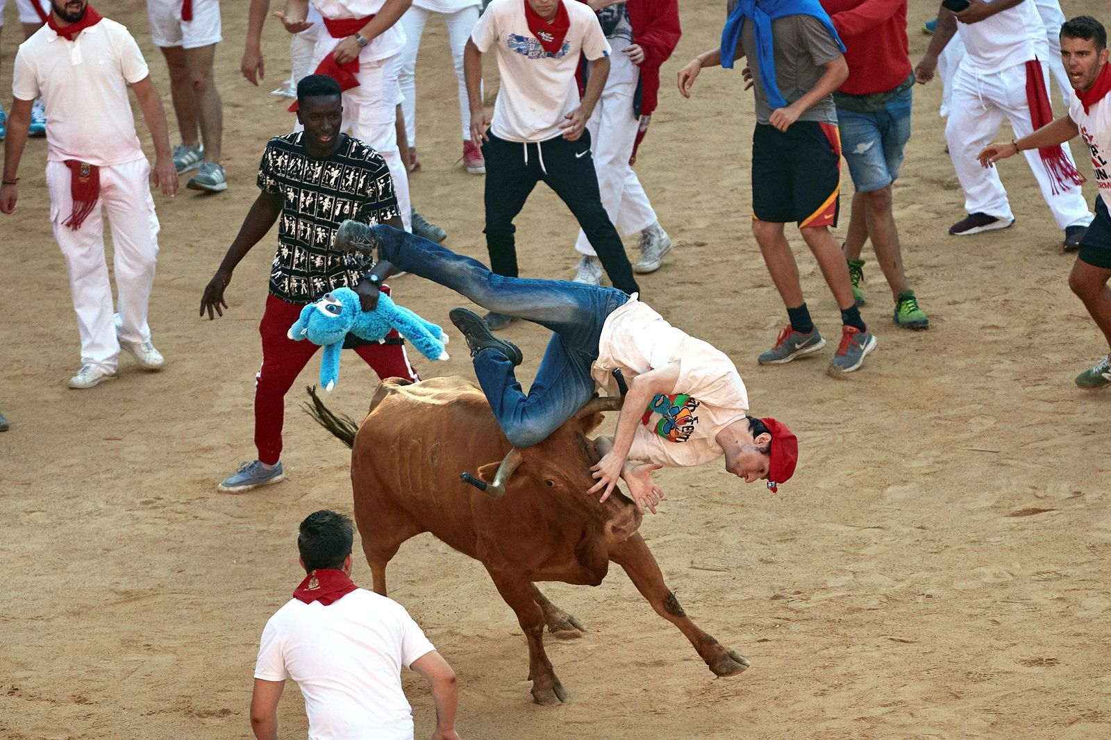 Un herido por asta y cinco contusionados en el quinto encierro de San Fermín