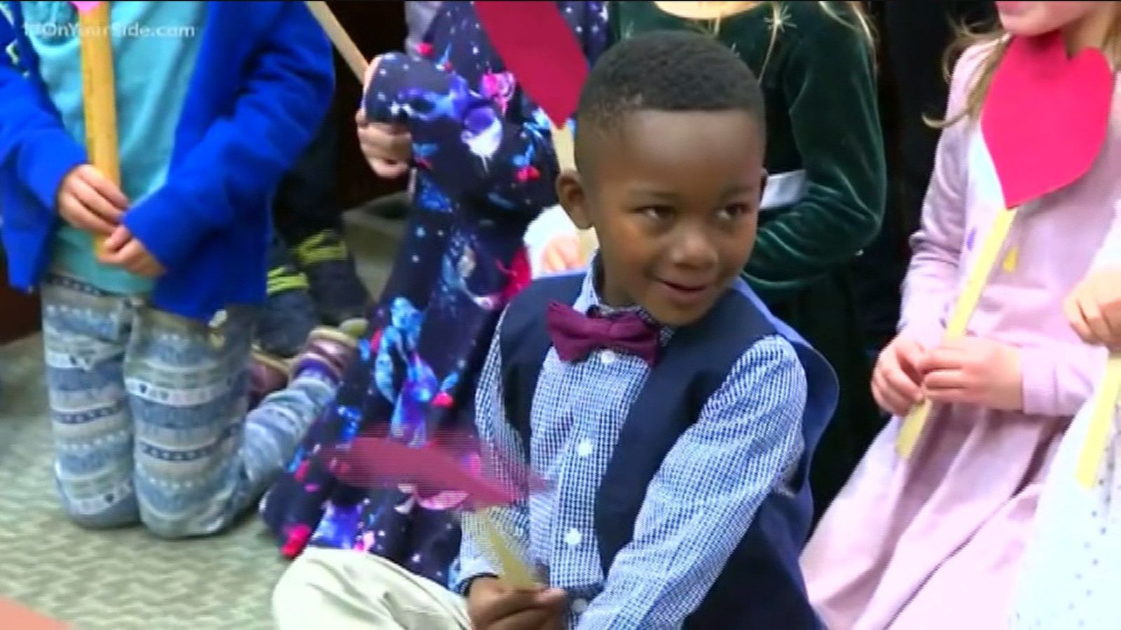 Un niño de cinco años invita a su clase a su adopción