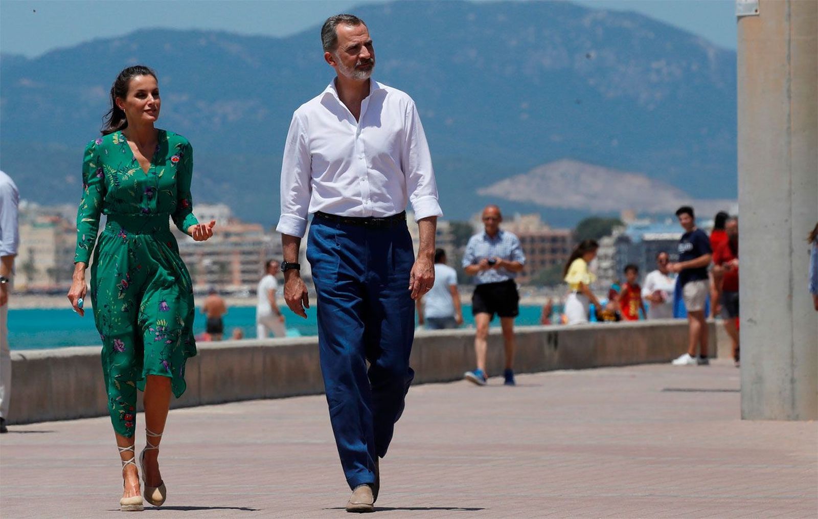Los Reyes recorren la playa de Palma en su visita a la capital balear