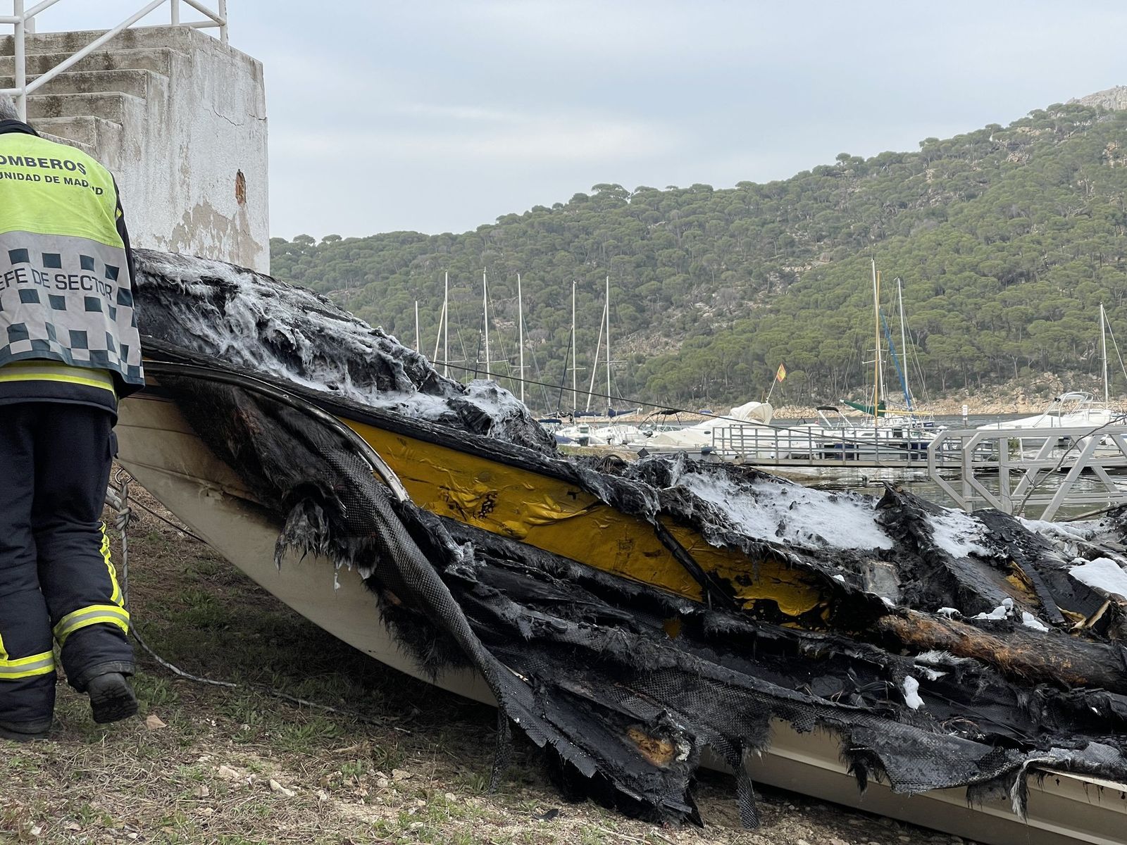 Extinguido el incendio de dos embarcaciones en el pantano de San Juan