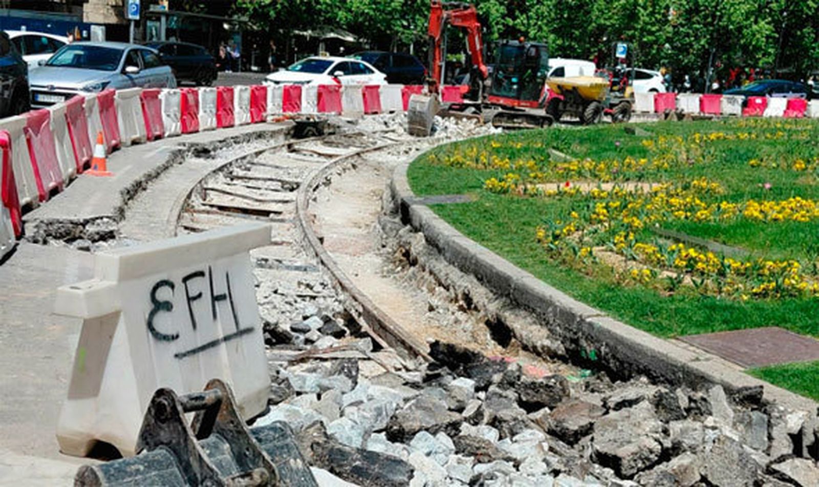 Las antiguas vías del tranvía que rodeaba la Puerta de Alcalá