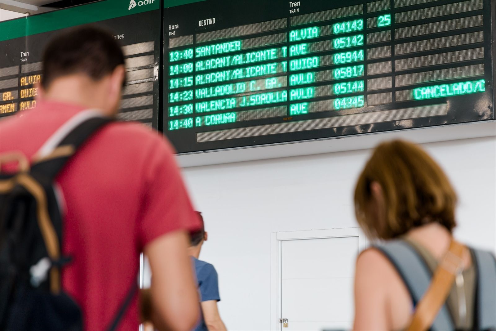 Personas esperan la salida de su tren en la estación de Chamartin