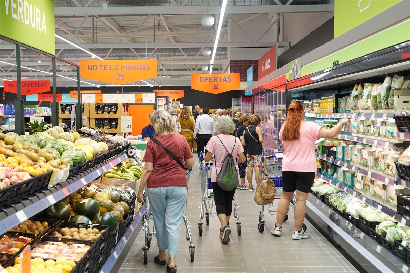 Gente comprando en un supermercado