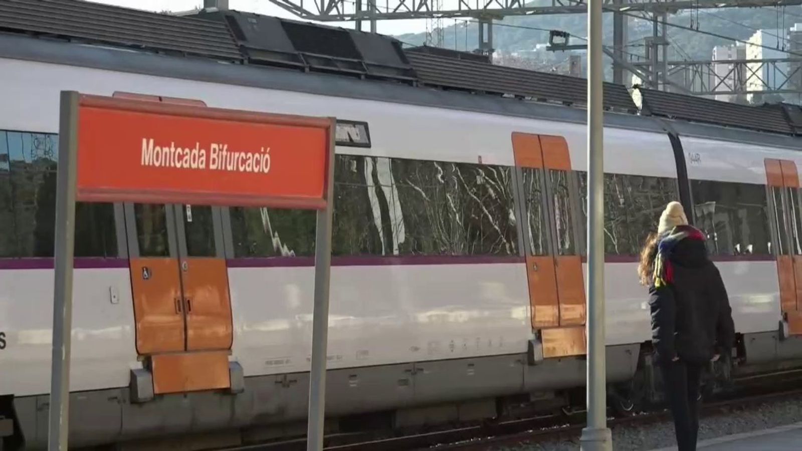 Tercer acto vandálico en trenes de Barcelona en 24 horas, apedrean un tren en la estación de Montcada i Reixac