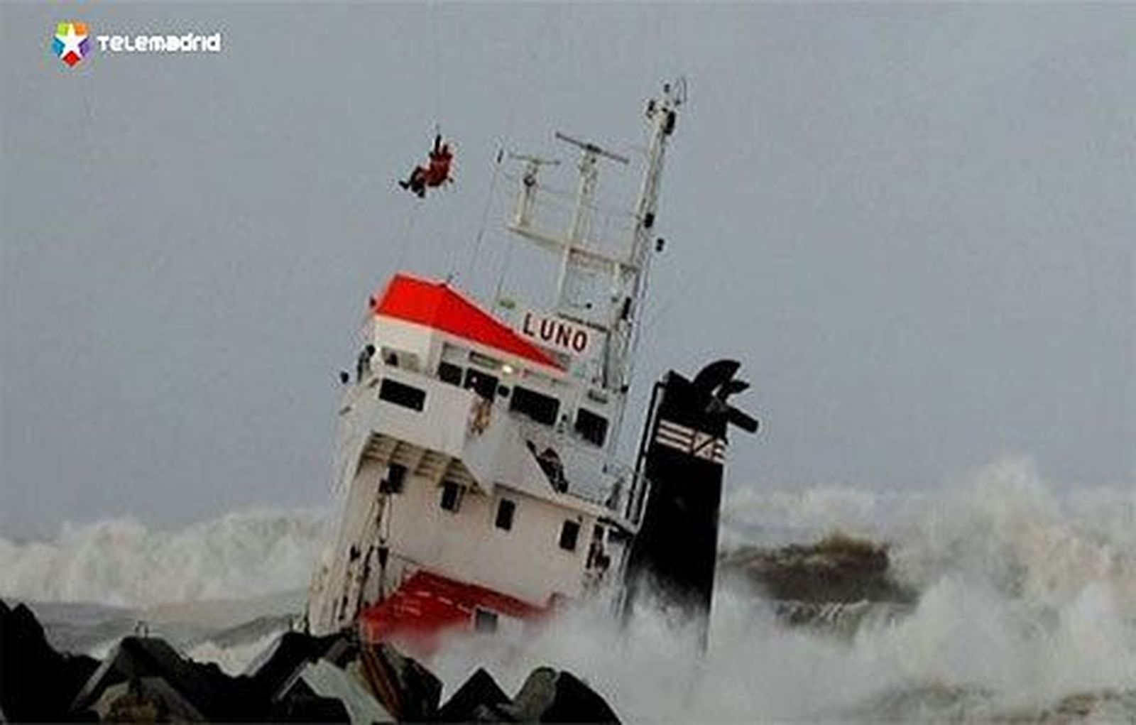 Un carguero español choca con un dique y se parte en dos en la costa de Anglet