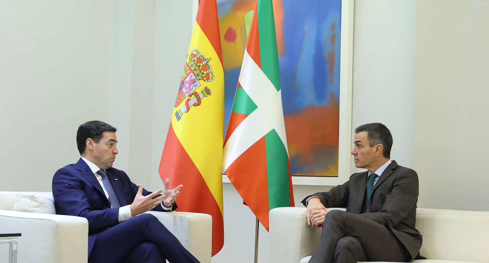 El lehendakari Pradales con Pedro Sánchez en el Palacio de La Moncloa
