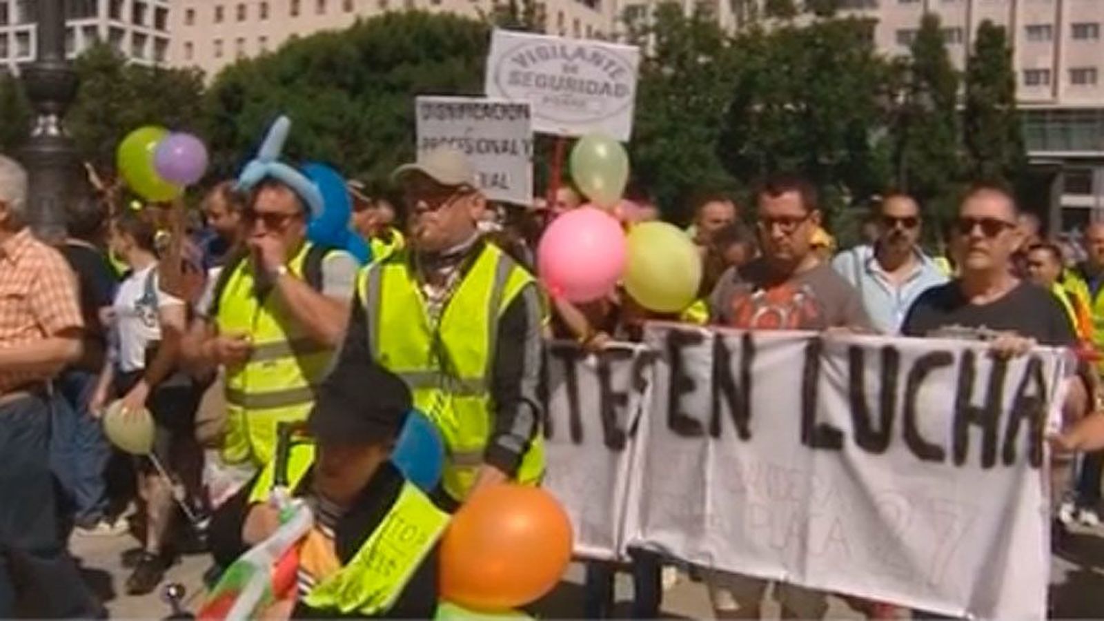 Los vigilantes de seguridad protestan por la bajada de su salario