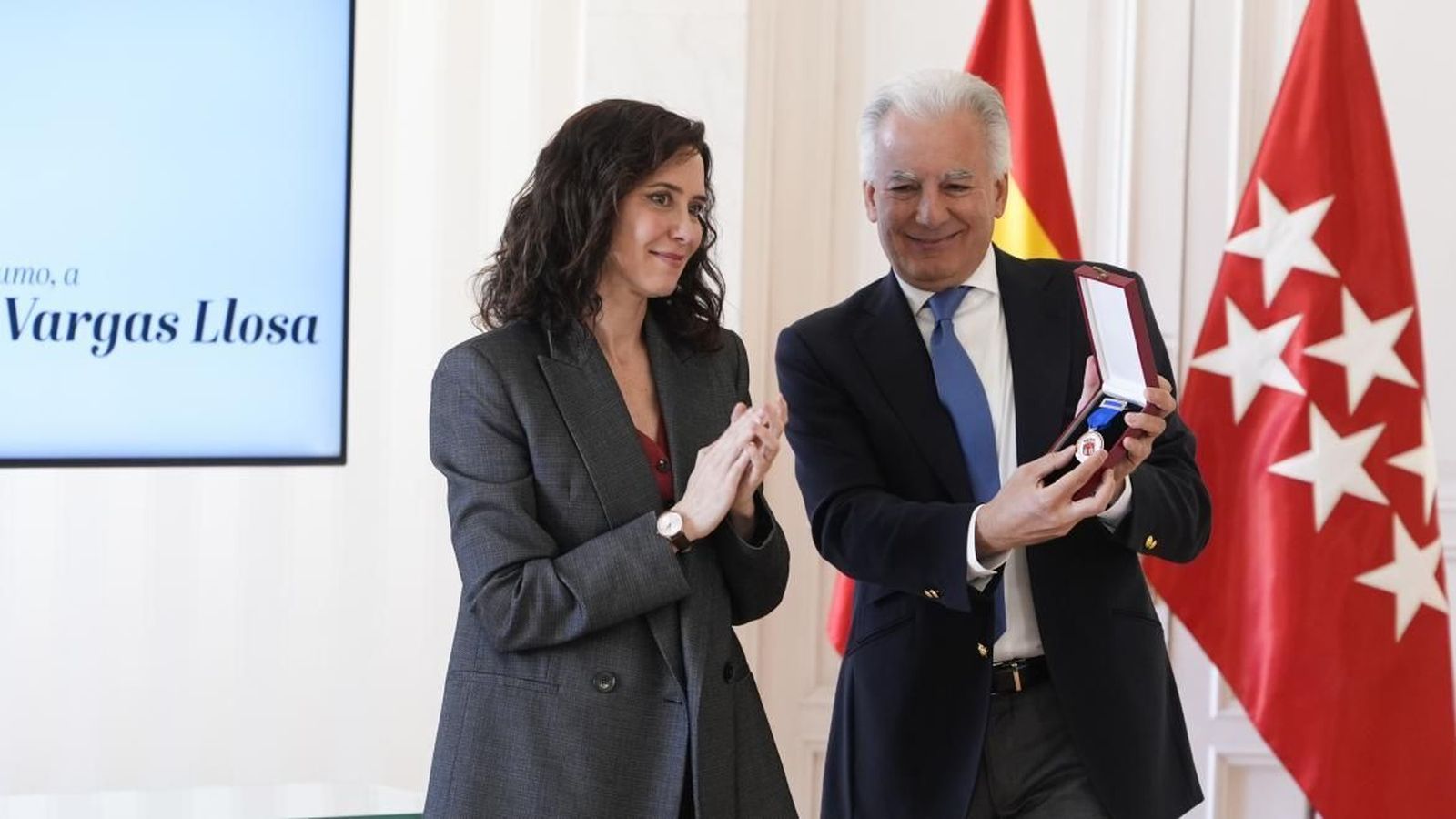 Ayuso entrega la Medalla Internacional de las Artes a título póstumo a Mario Vargas Llosa