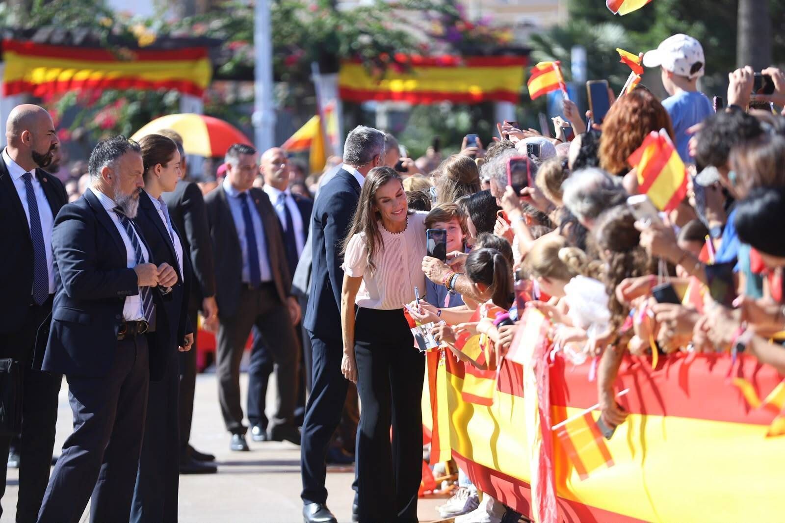 Los melillenses reciben emocionados a los Reyes: "¡Que viva España!"