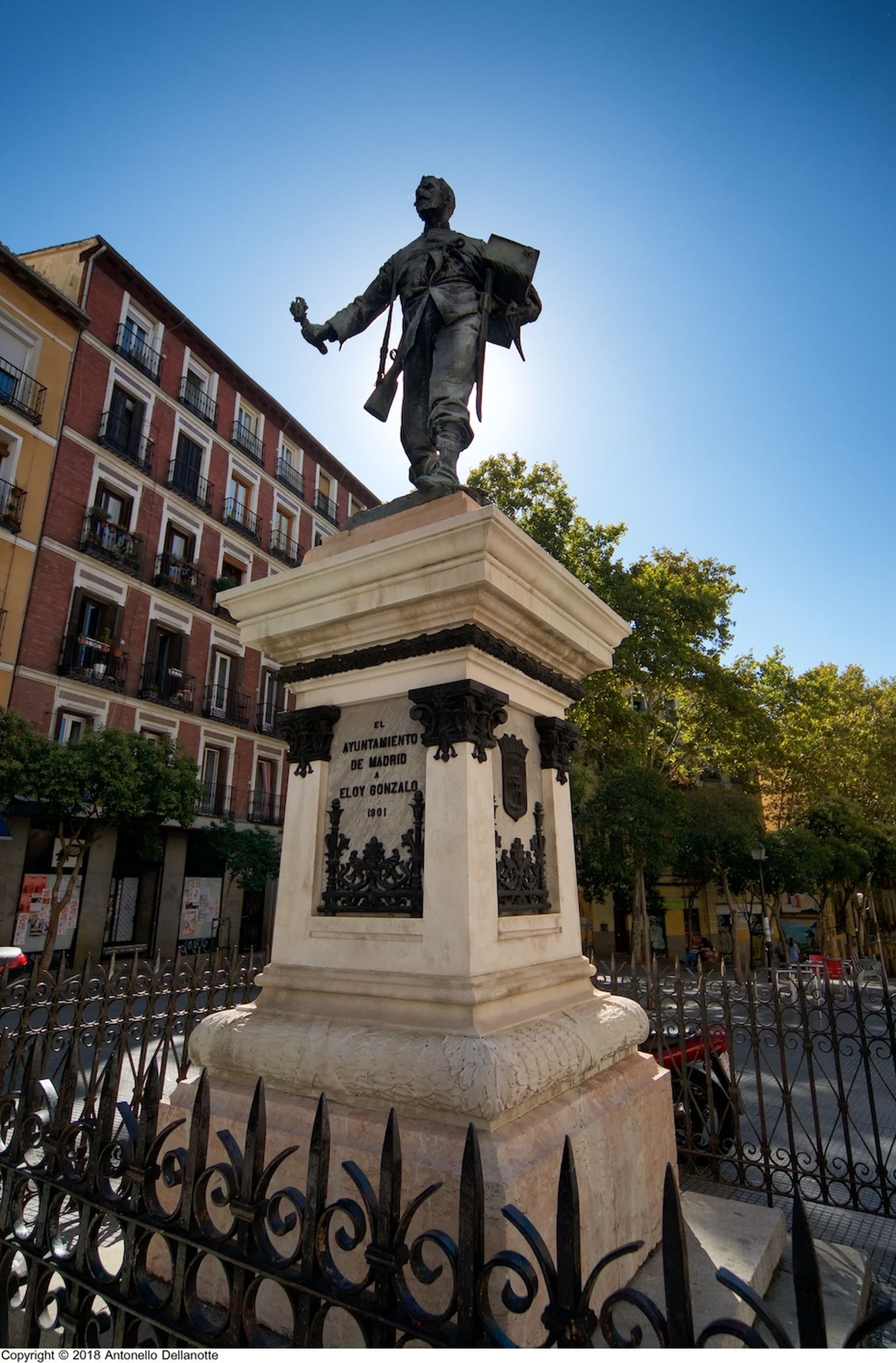 Estatua de Eloy Gonzalo en la Plaza de Cascorro