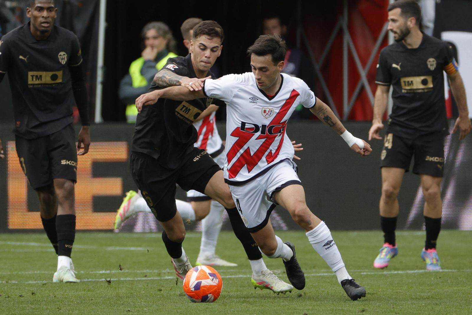 Pedro Díaz protege el balón con un jugador del Valencia