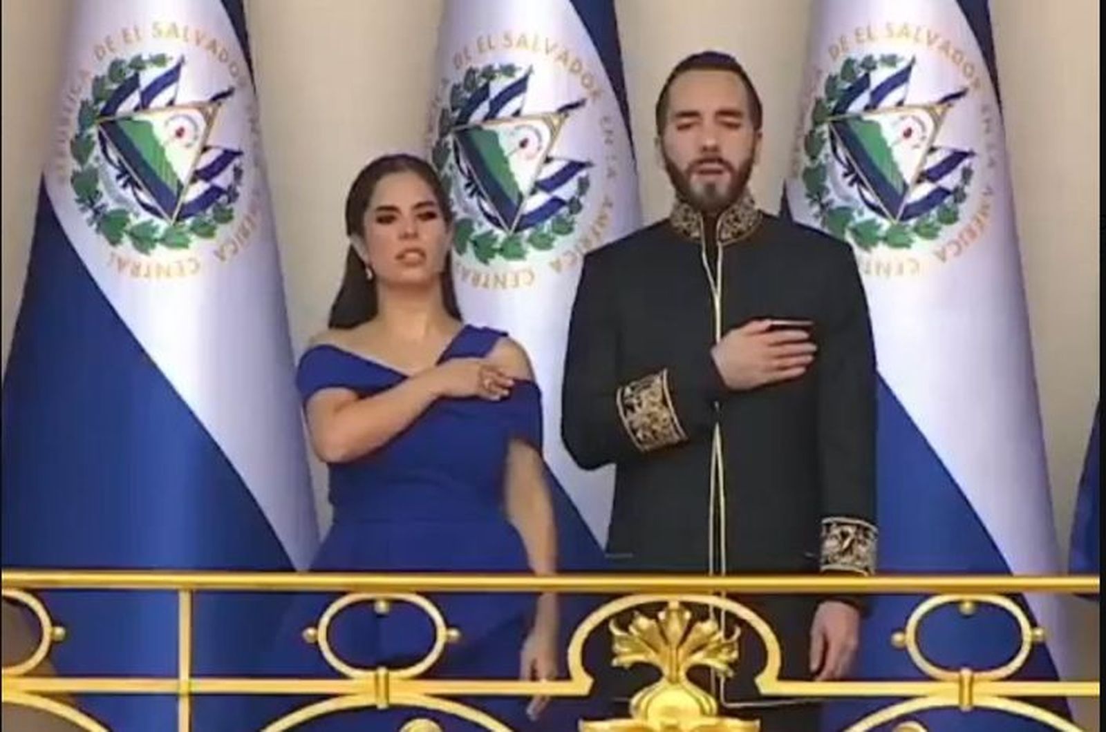 Bukele y su esposa