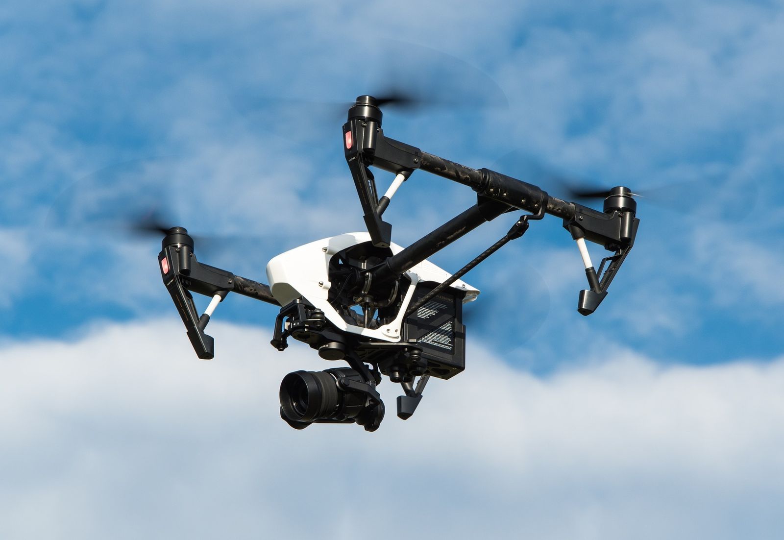 La DGT comienza a denunciar infracciones captadas por drones