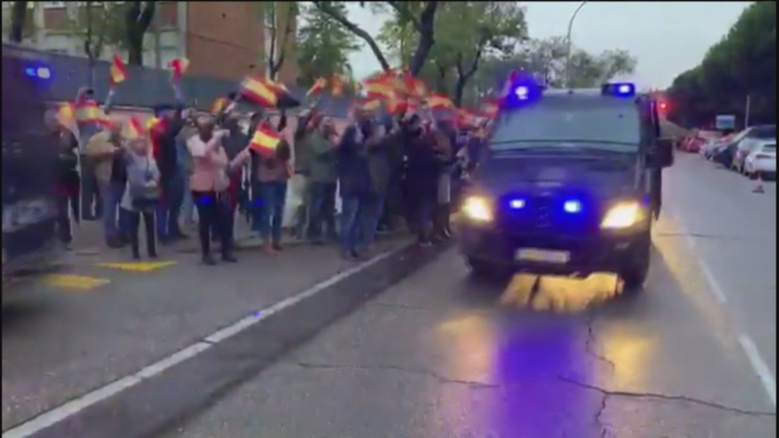 Caluroso recibimiento en Moratalaz a los policías desplazados a Cataluña al volver a casa