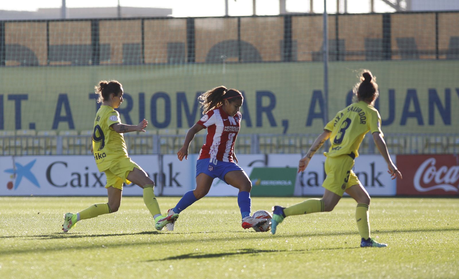 Atlético femenino ante el Villarreal