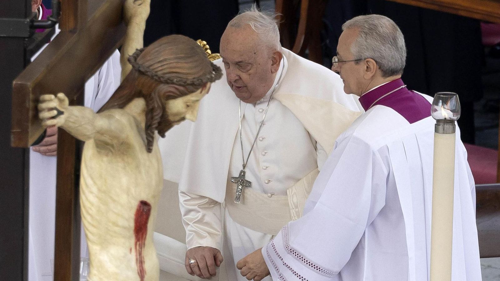 El nuevo parte médico del Papa apunta a "una leve mejoría"