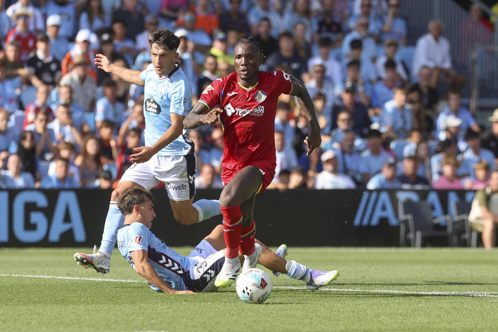 El delantero del Getafe Christantus Uche antes de marcar su gol al Celta de Vigo