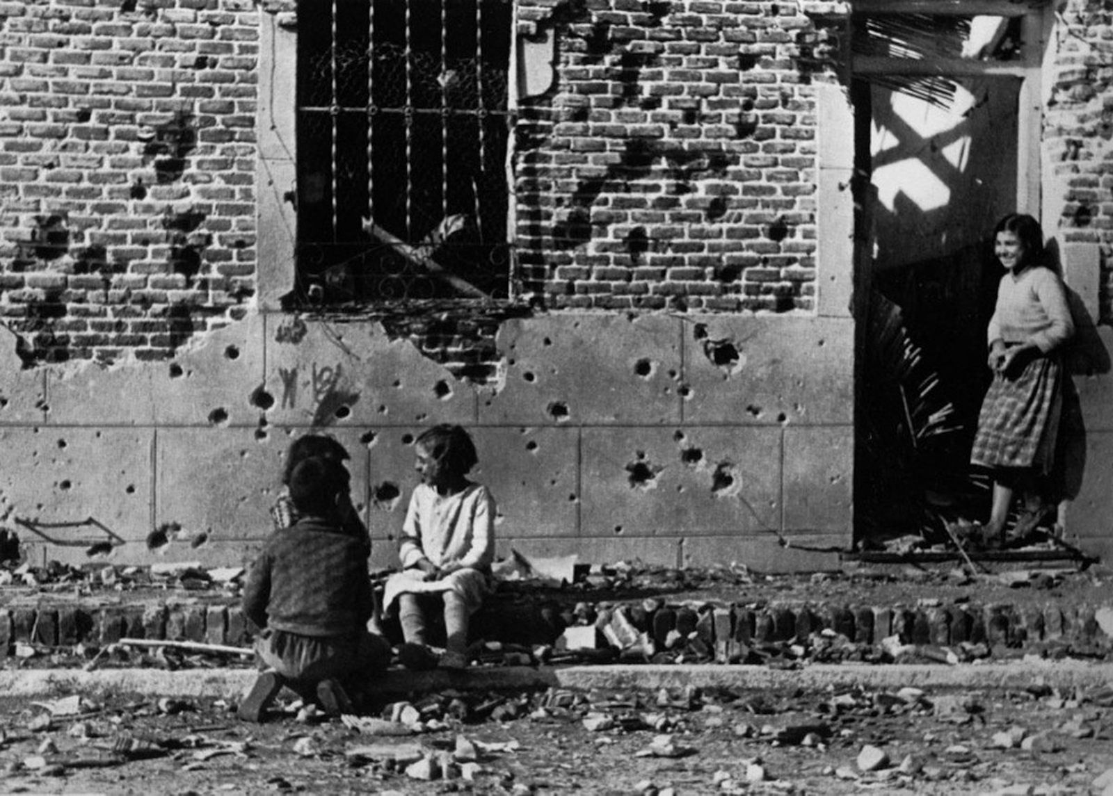 Foto del edificio de Peironcely 10 tomada por Robert Capa en 1936
