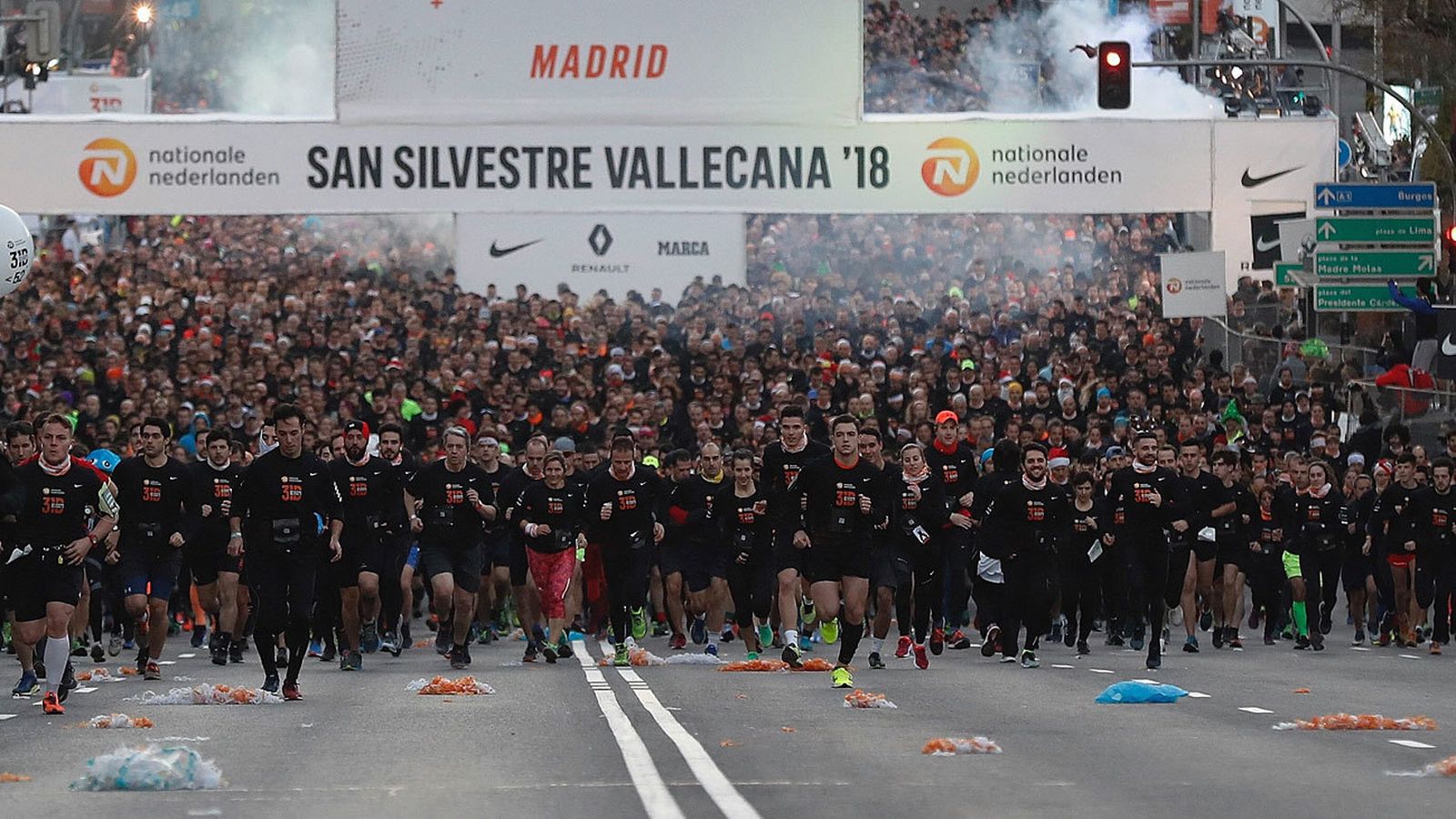 Numerosos corredores tras tomar la salida de la San Silvestre Vallecana Popular, la emblemática carrera del final del año en Madrid