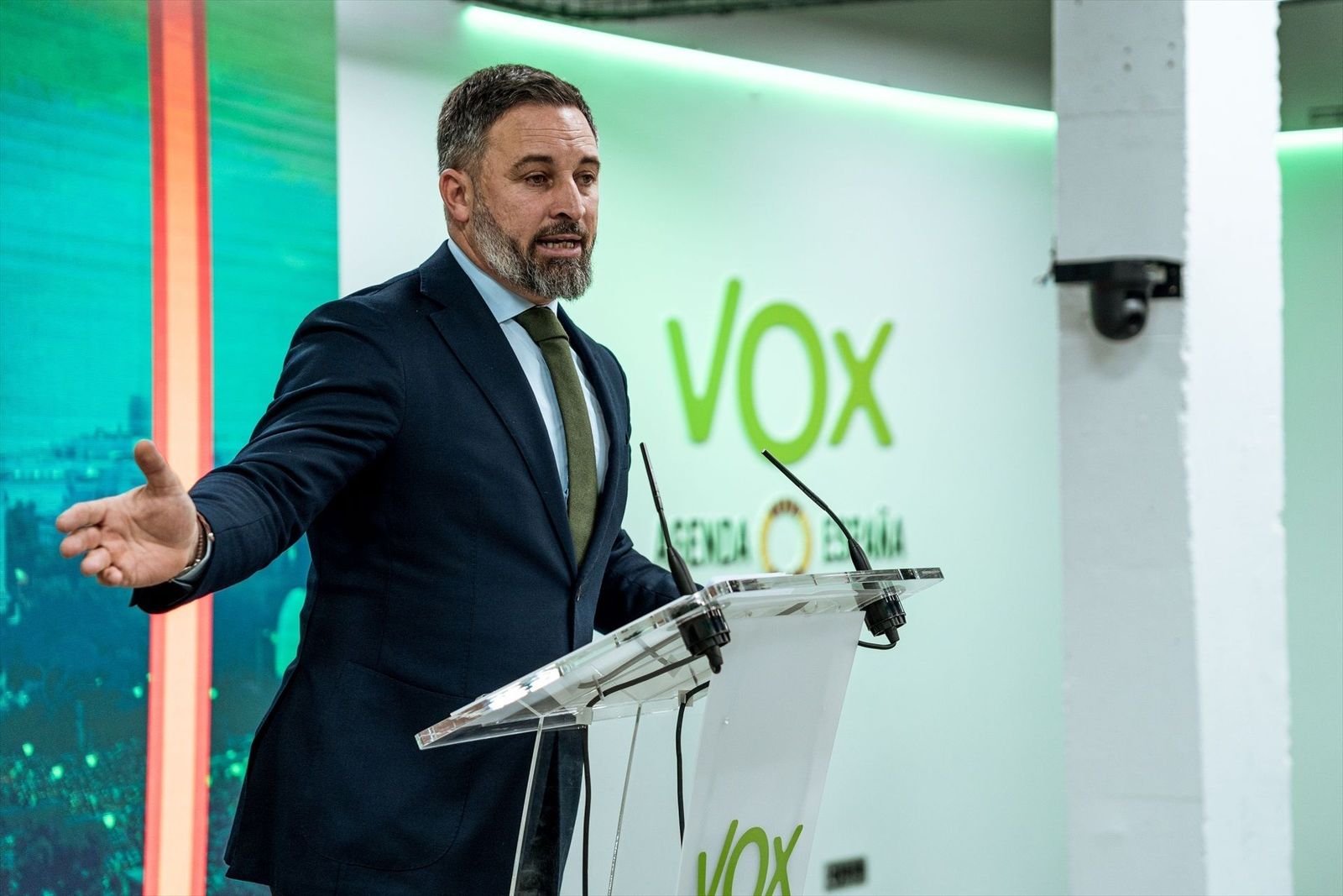 Vox comunica al PP que sigue adelante con la moción de censura, con o sin su ayuda