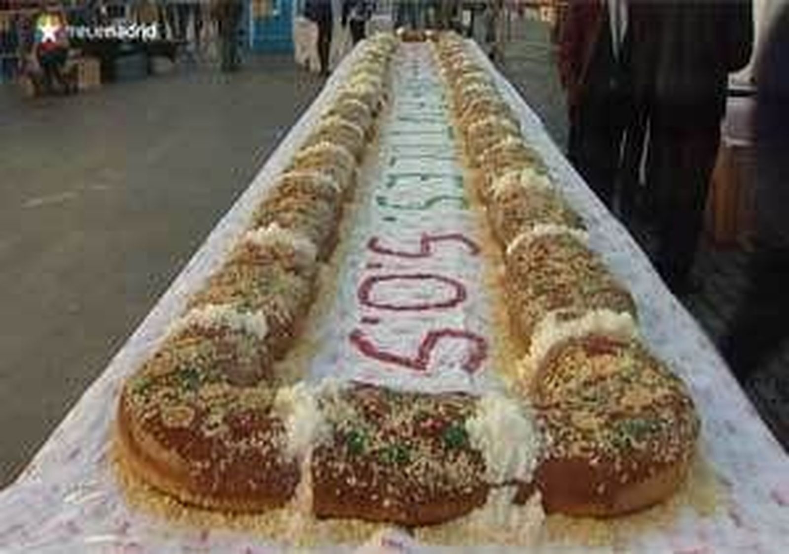 Los madrileños disfrutan de 4.000 raciones de roscón en la Puerta del Sol