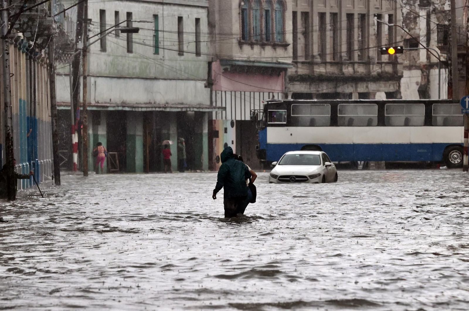El Huracán Agatha azota Florida y provoca fuertes inundaciones en Miami