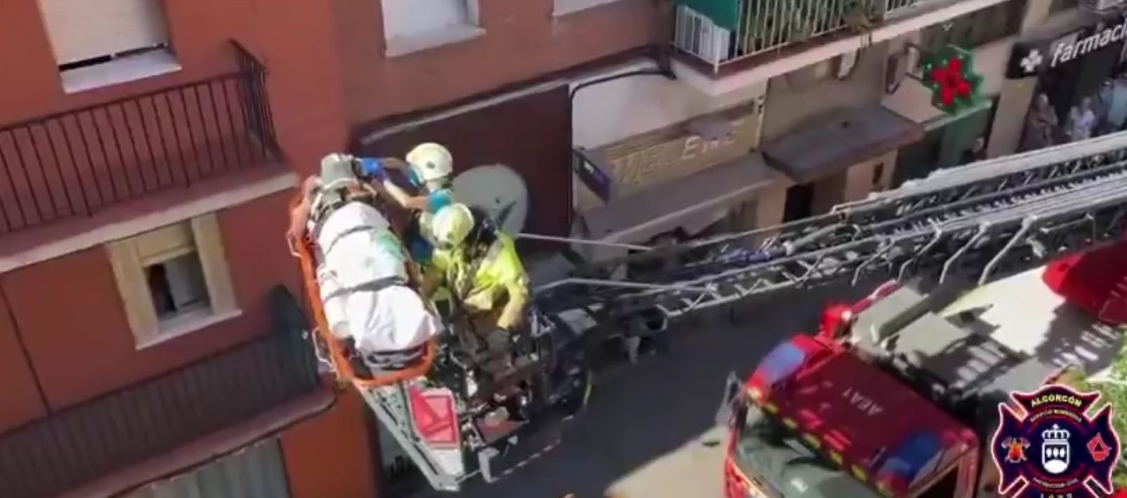 Bomberos de Alcorcón evacúan con la autoescala a un paciente crítico