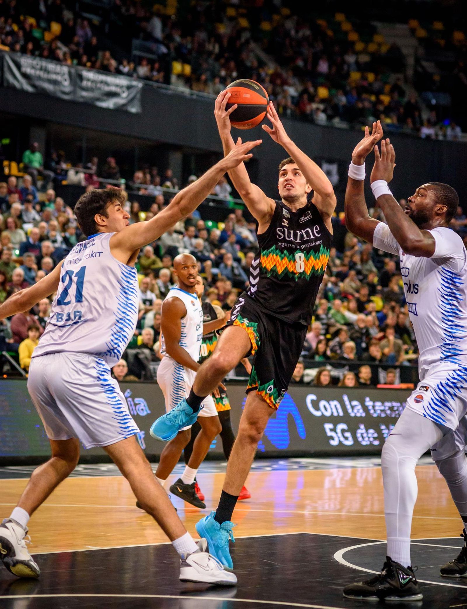 El jugador del Bilbao Basket Reyes intenta anotar ante la oposición de los jugadores del Fuenlabrada