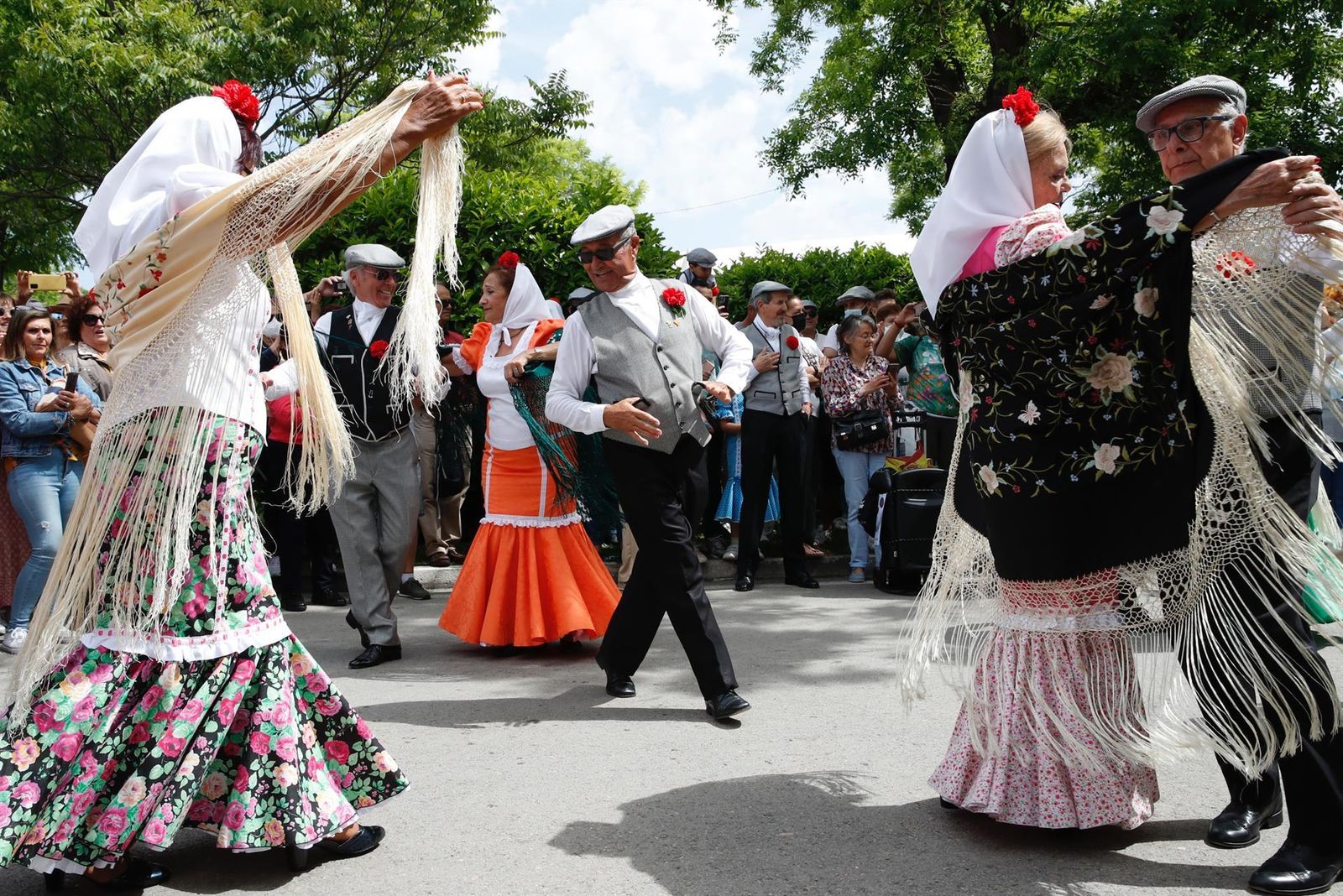 Varios chulapos bailan un chotis en la Pradera de San Isidro durante las celebraciones por la festividad del patrón de Madrid, este domingo