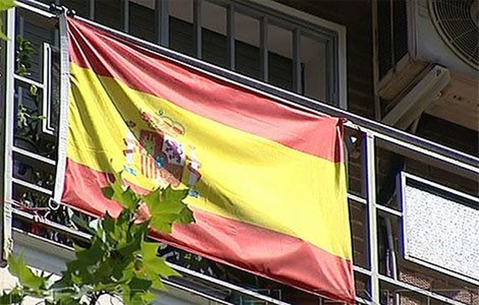 González y Botella llaman a engalanar casas, tiendas y coches por la proclamación real