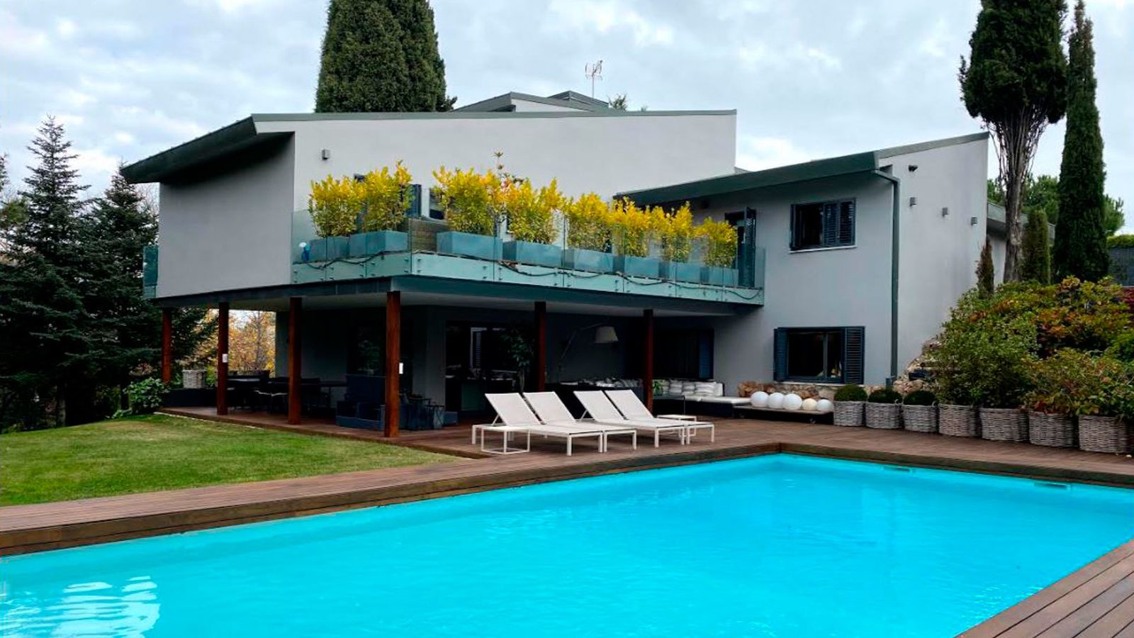 ¿Cómo será la Nochevieja en una casa de lujo en La Moraleja? Una vivienda en donde, por cierto, no renuncian a la piscina ningún día del año.