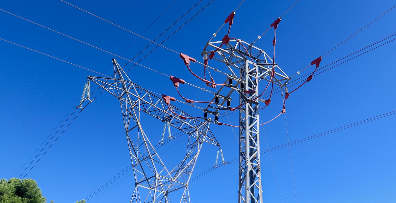 Las eléctricas aseguran que el sistema está alcanzando el límite y penaliza nuevas inversiones