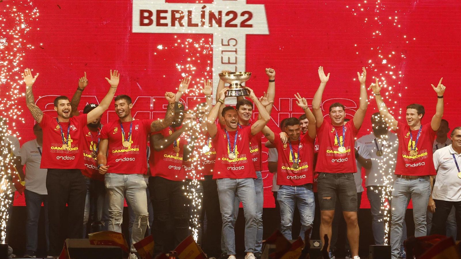 La Selección española recibe el cariño de la afición por su cuarto Eurobasket