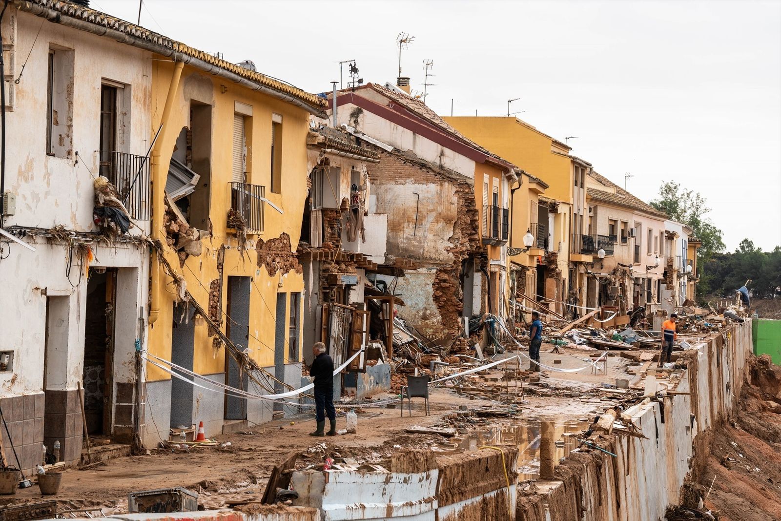 Casas destrozadas en Paiporta, tras el paso de la DANA por Valencia