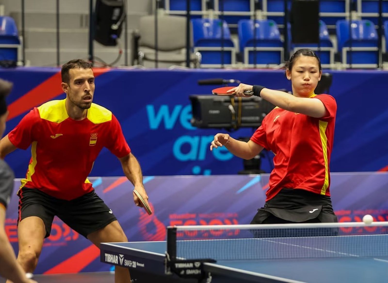Maria Xiao y Álvaro Robles en un partido de tenis