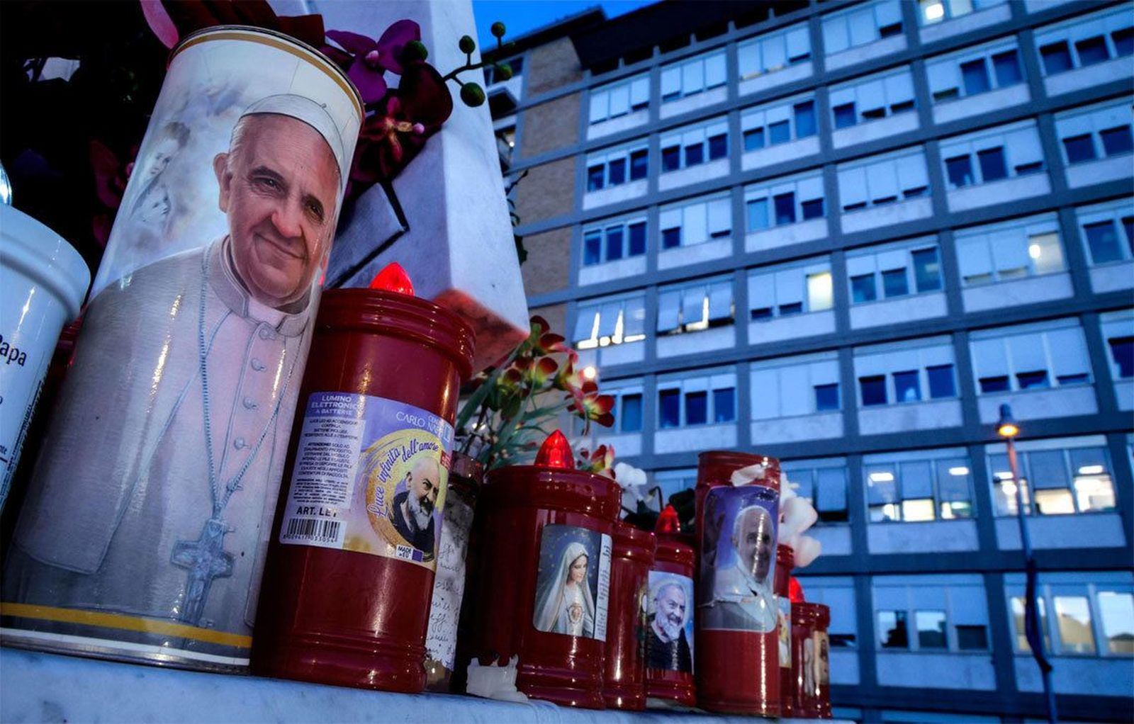 El Papa experimenta una "leve mejoría" aunque mantiene su pronóstico reservado