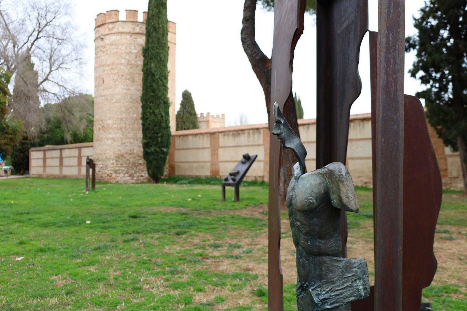 Museo de escultura al aire libre junto a la muralla de Alcalá de Henares